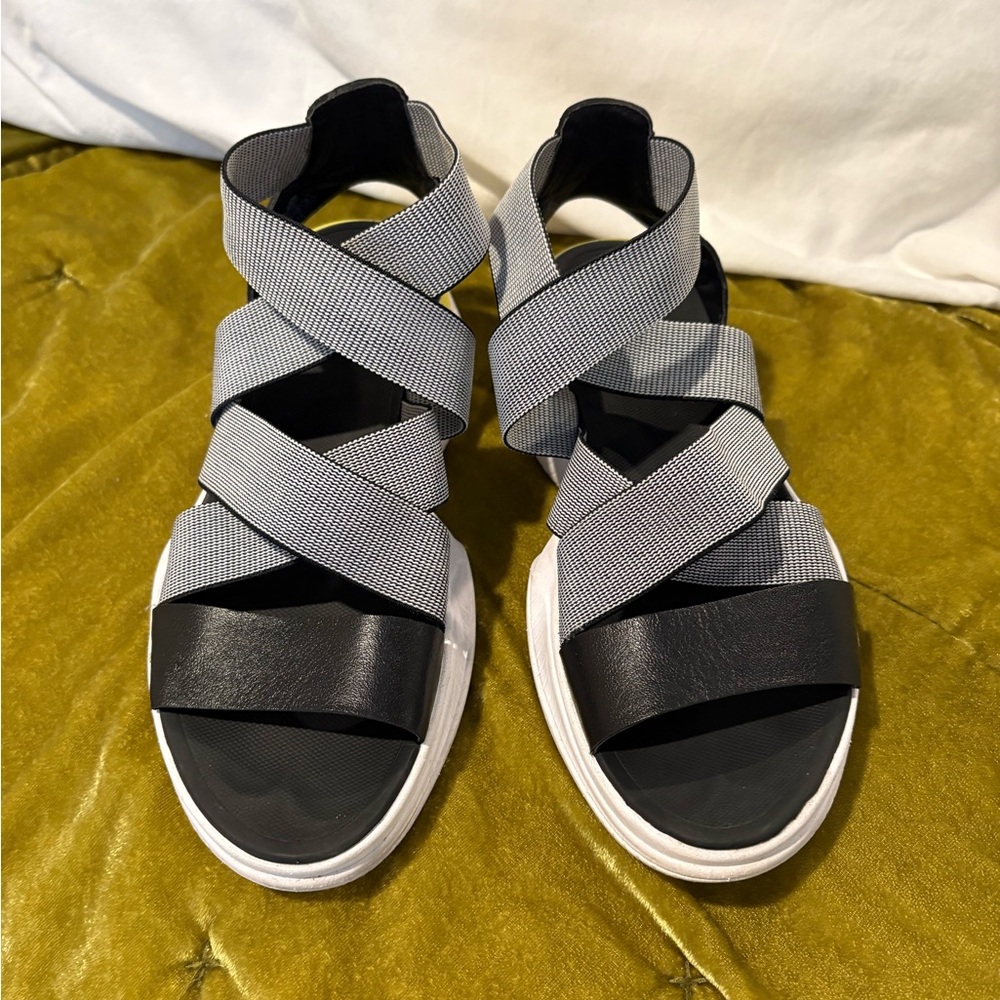 Sorel Stylish Black and Gray Strappy Sandals